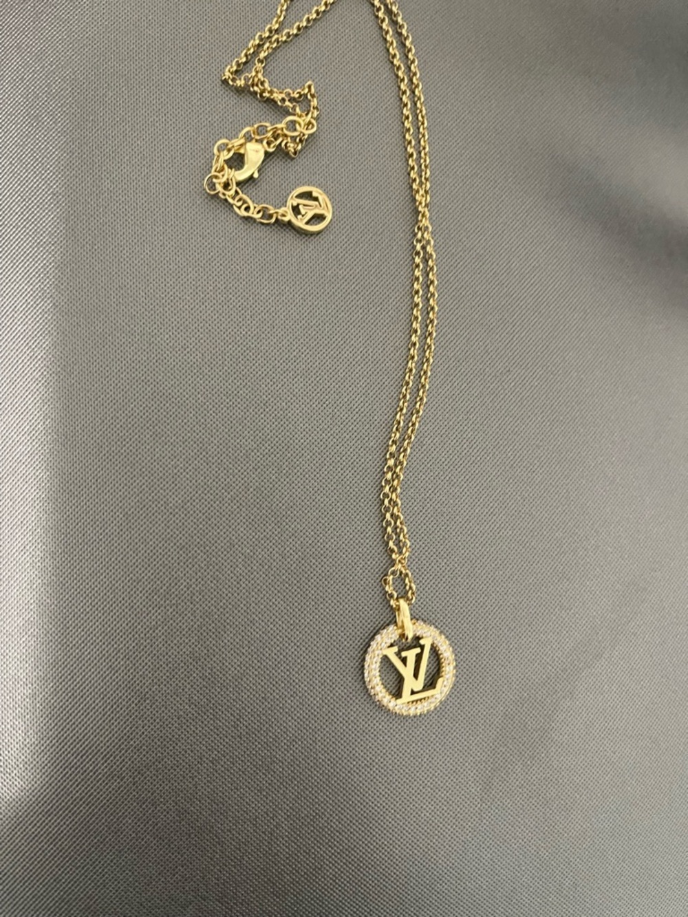 Petite LV Round Necklace - Picture 4 of 4